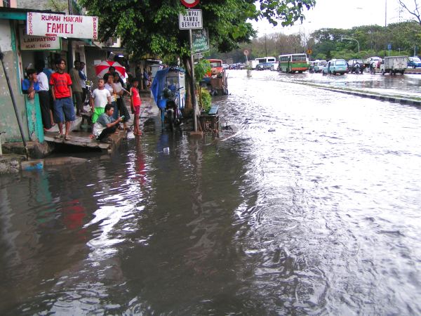 Za celé období dešťů jsem potkal jen dva větší deště. V Rantepau na Sulawesi a v Jakartě při čekání na bus.