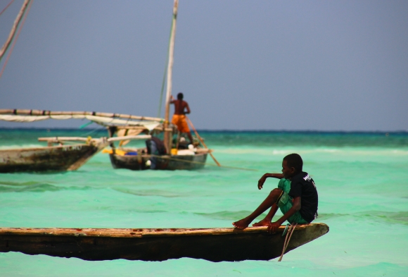 Poledne u břehů Zanzibaru. Mé zvratky plavou nedaleko.