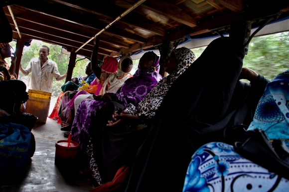 Dopravní prostředky na Zanzibaru nejsou přecpané, ovšem i tak se místa k metání kozelců nedostává.