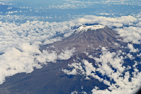 Mt. Kilimajaro, nejvyšší kopec v Africe, cíl nekončícího zástupů turistů.