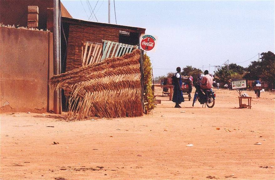 Západní civilizace na ulici Ouagadougou.