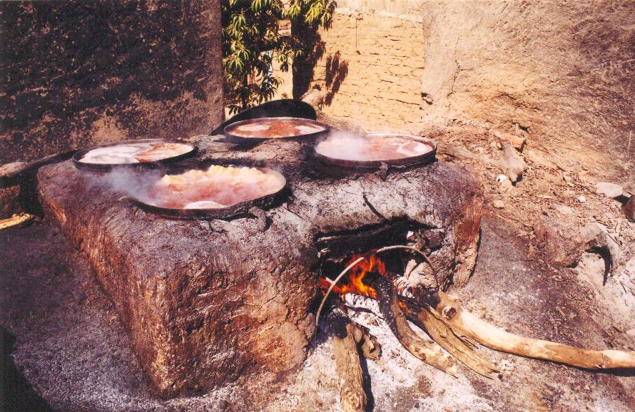 Kterak vařiti pivo. Bobo Dioulasso, Burkina Faso.