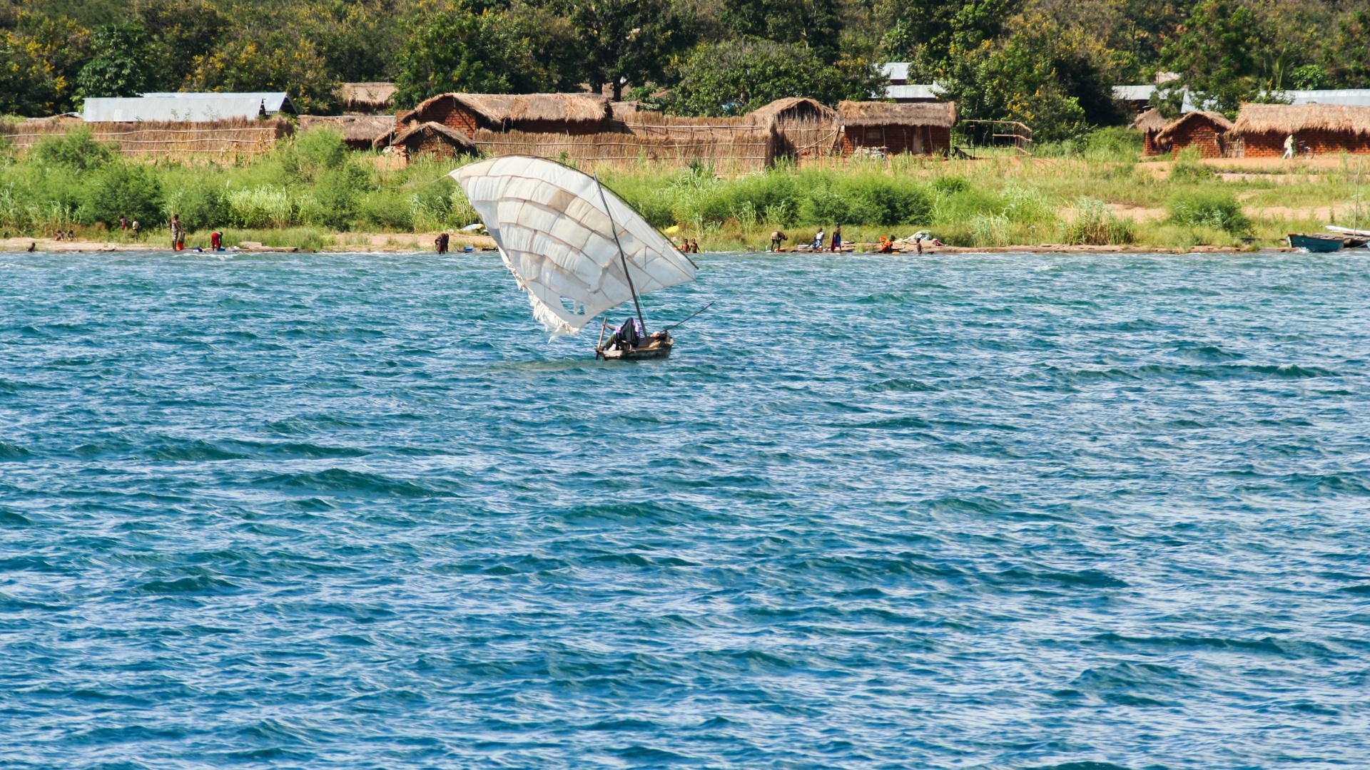 Dhow na Tanganyice v jakési díře jižně od Kigomy, Tanzanie