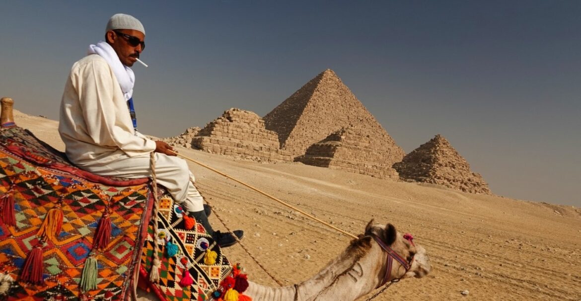 Řidič velblouda před pyramidami v Gíze